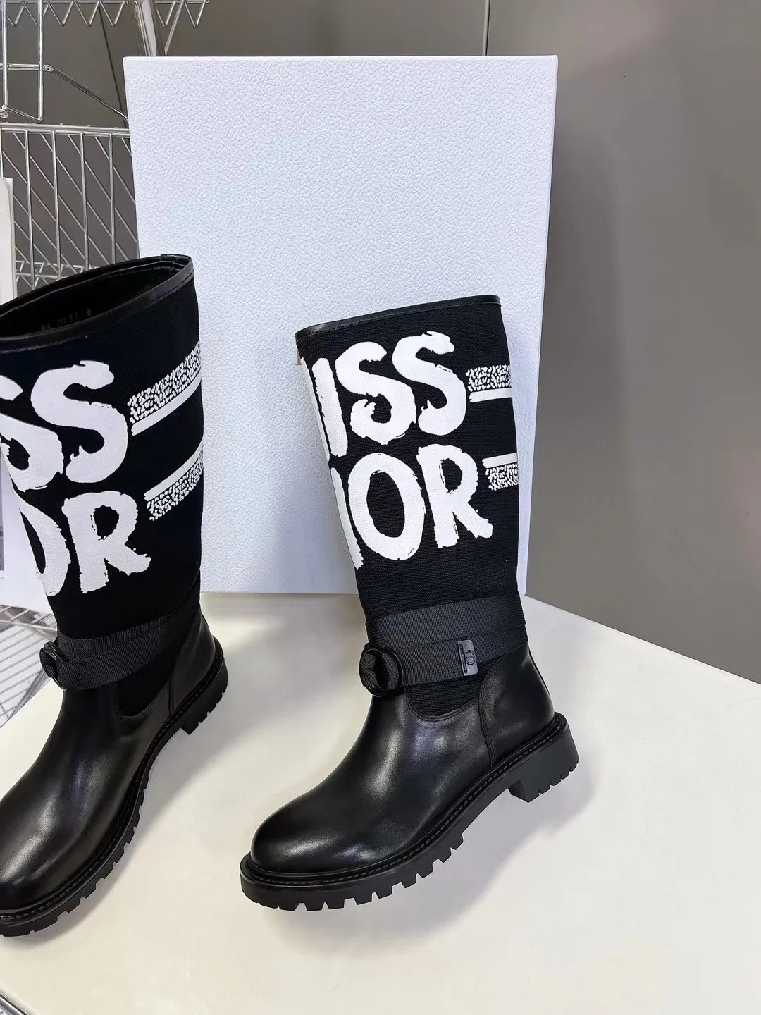 👟👟Ex-factory price 560👟👟 Dior color-blocking new boots for autumn and winter, the latest electric embroidery color-blocking letter logo for autumn and winter, round-toe high-top knight boots for women, Material: first-layer cowhide stitched with electric embroidery fabric, sheepskin lining for feet, original molded TPU outsole Size: 35-40 yards